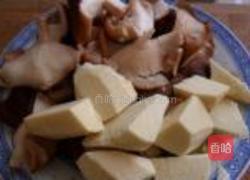 五花肉焖双冬的做法图解4