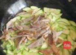 西葫芦炒烤鸭肉的做法图解4