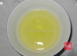 蜜豆蛋清炒牛奶的做法图解2