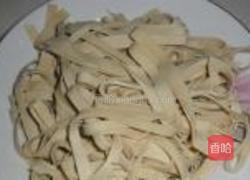 菠菜炒豆腐皮的做法图解1