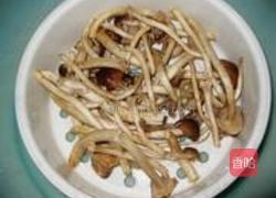 丝瓜炒茶树菇的做法图解2
