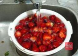 自制草莓酱的做法图解1
