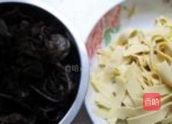 木耳干豆腐炒肉丝的做法图解1