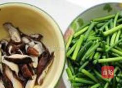 香菇蒜薹炒肉丝的做法图解1