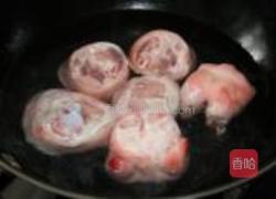 当归枸杞炖猪蹄的做法图解2