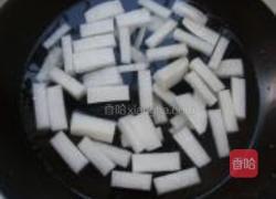 鸭肝鱼丸白萝卜汤的做法图解2