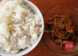 榨菜肉丝炒高粱米饭的做法图解1