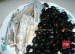 黑豆炖咸鱼的做法图解1