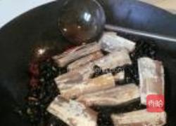 黑豆炖咸鱼的做法图解3