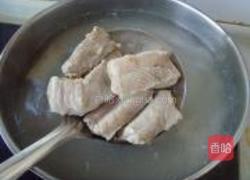 莲藕玉米排骨汤的做法图解1