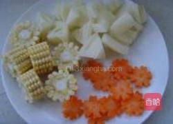 莲藕玉米排骨汤的做法图解2