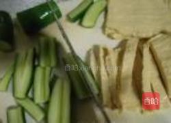 辣拌黃瓜豆皮的做法图解2