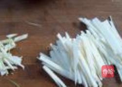 葱姜茭白蒸鳗香的做法图解2