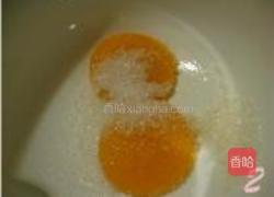 围边黄桃慕斯蛋糕的做法图解2