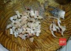 酸菜酱鱼丁面的做法图解2