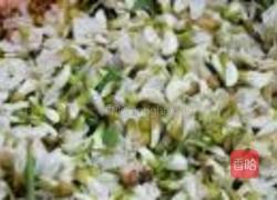 槐花炒蛋的做法图解1