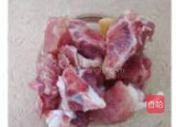 花生咸骨粥的做法图解1