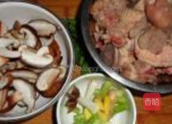 鸭肉焖香菇的做法图解1