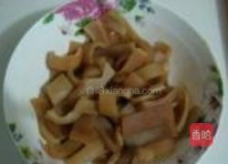 麻辣西芹猪皮的做法图解1