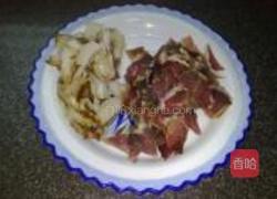 大蒜炒腊肉的做法图解3