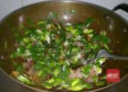 大蒜炒腊肉的做法图解9