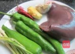 辣椒炒猪肝的做法图解1