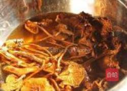 茶树菇烧面筋的做法图解1