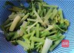 烧肉炒芹菜的做法图解1