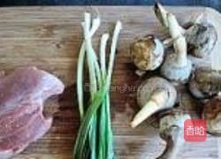 茨菰蒜苗炒肉片的做法图解1