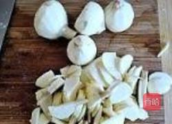 茨菰蒜苗炒肉片的做法图解2