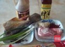 腊鱼腐竹烧五花肉的做法图解1