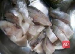 炖鲢鱼的做法图解1