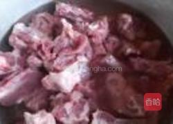 白萝卜烧排骨的做法图解1