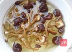 茶树菇冻豆腐汤的做法图解2