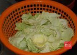 广式腊肠炒包菜的做法图解1
