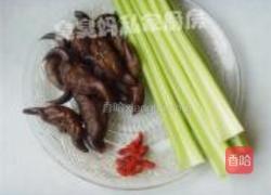 西芹炒菱角的做法图解1