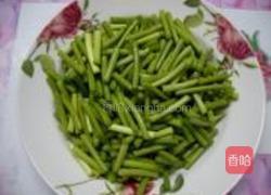 蒜苔爆鸡心的做法图解2