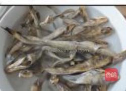 青红椒煸小鱼干的做法图解1