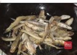 青红椒煸小鱼干的做法图解5