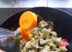 腊肉炝菜花的做法图解5