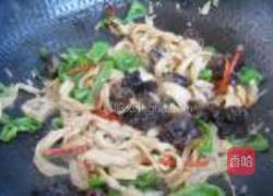 青红椒炒面筋的做法图解8