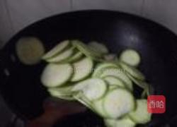 西葫芦炒南瓜皮的做法图解3