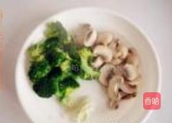 西蓝花口蘑炒培根的做法图解2