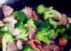 西蓝花口蘑炒培根的做法图解5