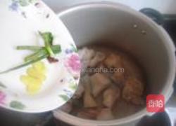 白萝卜枸杞炖羊蹄的做法图解3