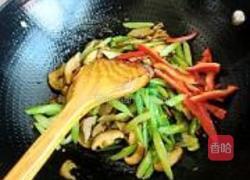 芹菜炒面筋的做法图解11