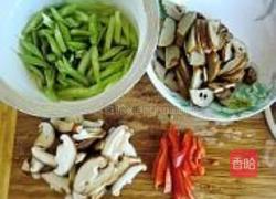 芹菜炒面筋的做法图解2