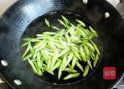 芹菜炒面筋的做法图解3