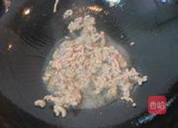 雪菜肉末炒蚕豆的做法图解2