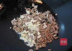 雪菜肉末炒蚕豆的做法图解3